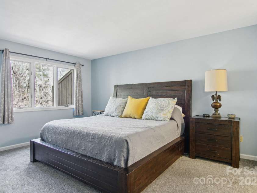 405 Scarlet Oak Lane, Hendersonville, NC 28791.  MLS# CAR4238270, YatesRealty ID 6557. 