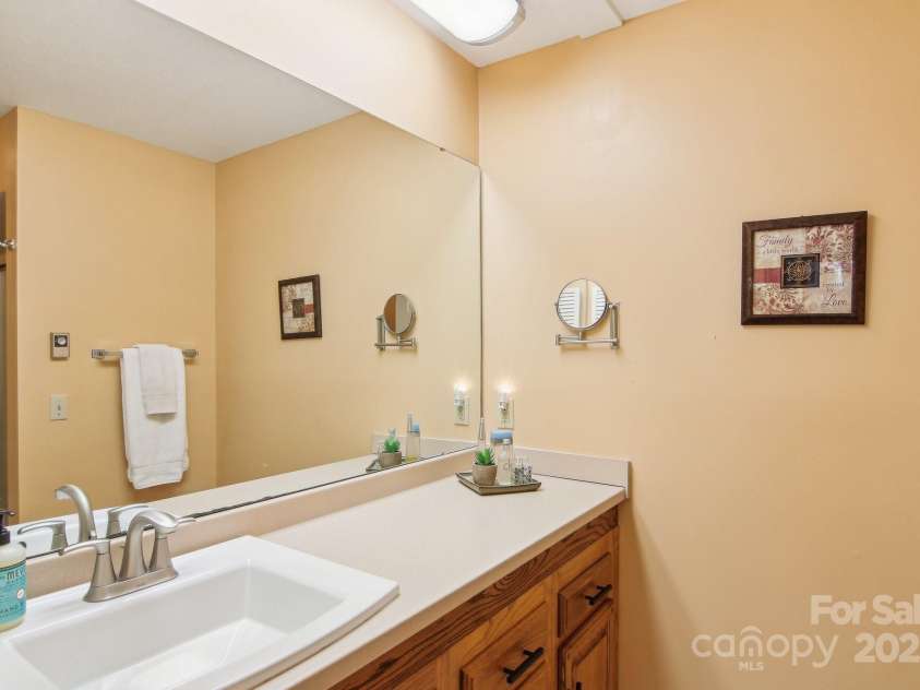 405 Scarlet Oak Lane, Hendersonville, NC 28791.  MLS# CAR4238270, YatesRealty ID 6557. 