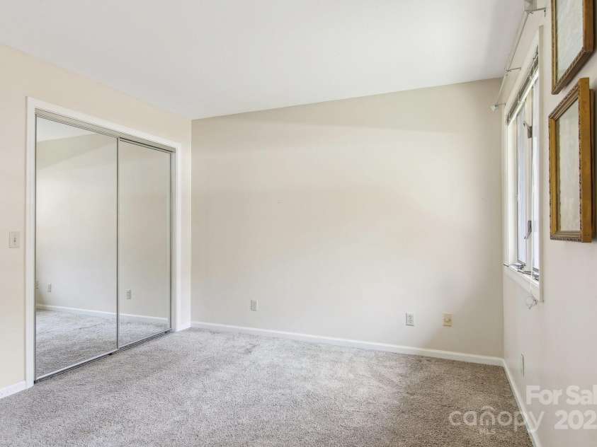 405 Scarlet Oak Lane, Hendersonville, NC 28791.  MLS# CAR4238270, YatesRealty ID 6557. 