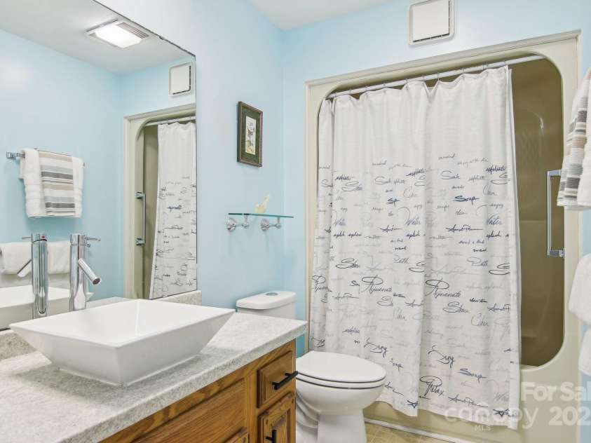 405 Scarlet Oak Lane, Hendersonville, NC 28791.  MLS# CAR4238270, YatesRealty ID 6557. 