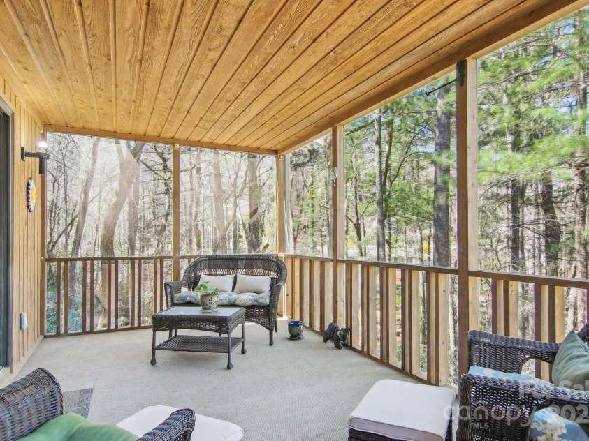 405 Scarlet Oak Lane, Hendersonville, NC 28791.  MLS# CAR4238270, YatesRealty ID 6557. 