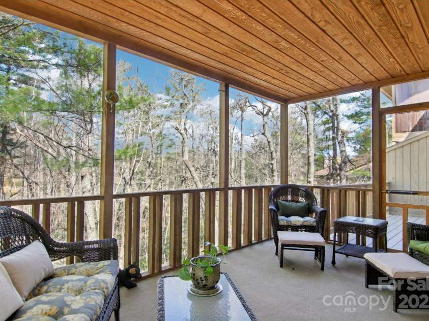 405 Scarlet Oak Lane, Hendersonville, NC 28791.  MLS# CAR4238270, YatesRealty ID 6557. 