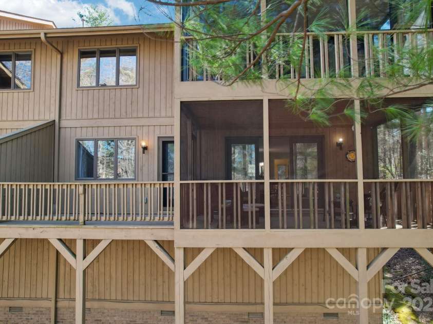 405 Scarlet Oak Lane, Hendersonville, NC 28791.  MLS# CAR4238270, YatesRealty ID 6557. 