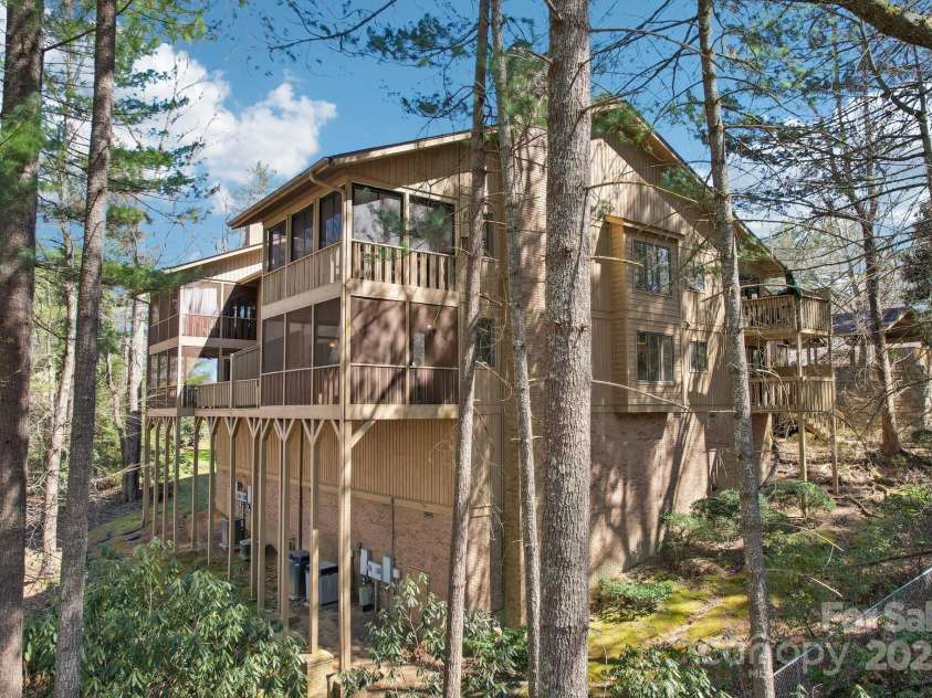 405 Scarlet Oak Lane, Hendersonville, NC 28791.  MLS# CAR4238270, YatesRealty ID 6557. 