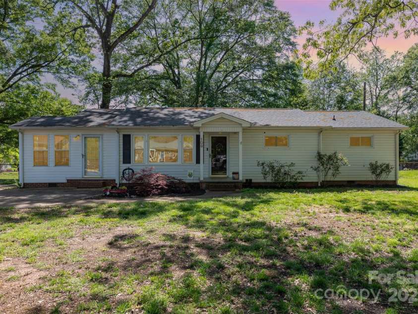 109 Crestview Drive, Belmont, NC 28012.  MLS# CAR4237594, YatesRealty ID 6559. 