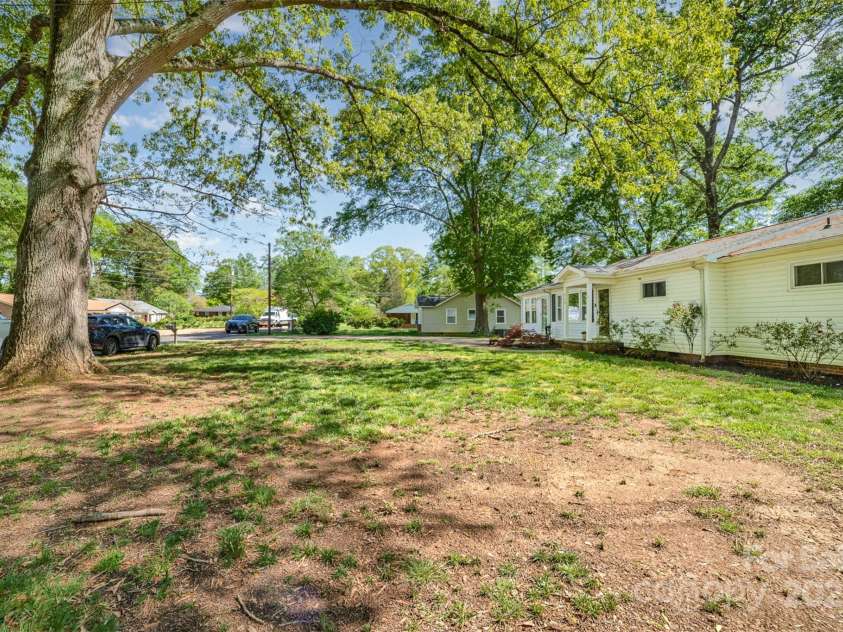 109 Crestview Drive, Belmont, NC 28012.  MLS# CAR4237594, YatesRealty ID 6559. 