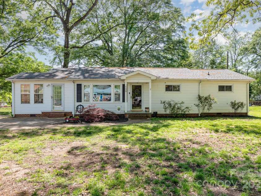 109 Crestview Drive, Belmont, NC 28012.  MLS# CAR4237594, YatesRealty ID 6559. 