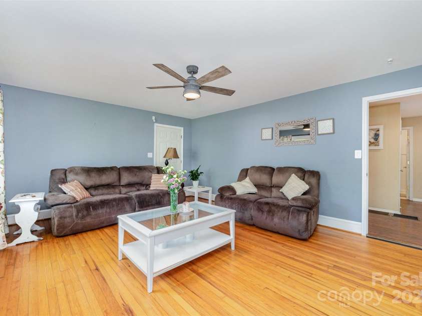 109 Crestview Drive, Belmont, NC 28012.  MLS# CAR4237594, YatesRealty ID 6559. 