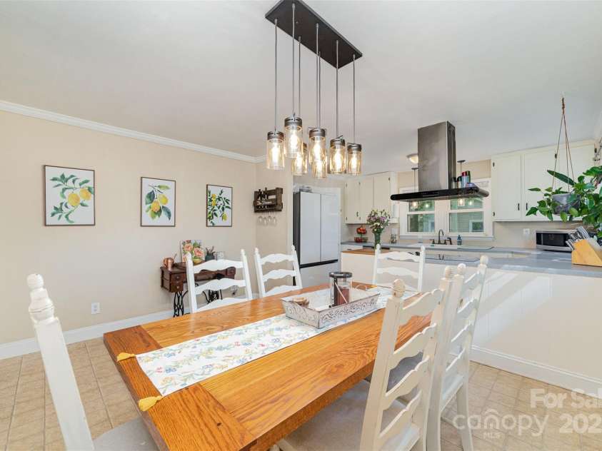 109 Crestview Drive, Belmont, NC 28012.  MLS# CAR4237594, YatesRealty ID 6559. 