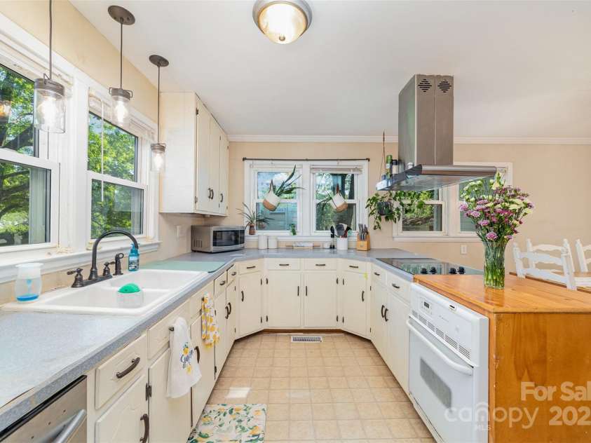 109 Crestview Drive, Belmont, NC 28012.  MLS# CAR4237594, YatesRealty ID 6559. 