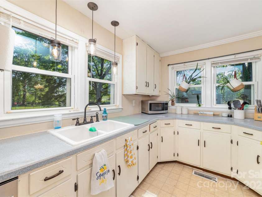 109 Crestview Drive, Belmont, NC 28012.  MLS# CAR4237594, YatesRealty ID 6559. 