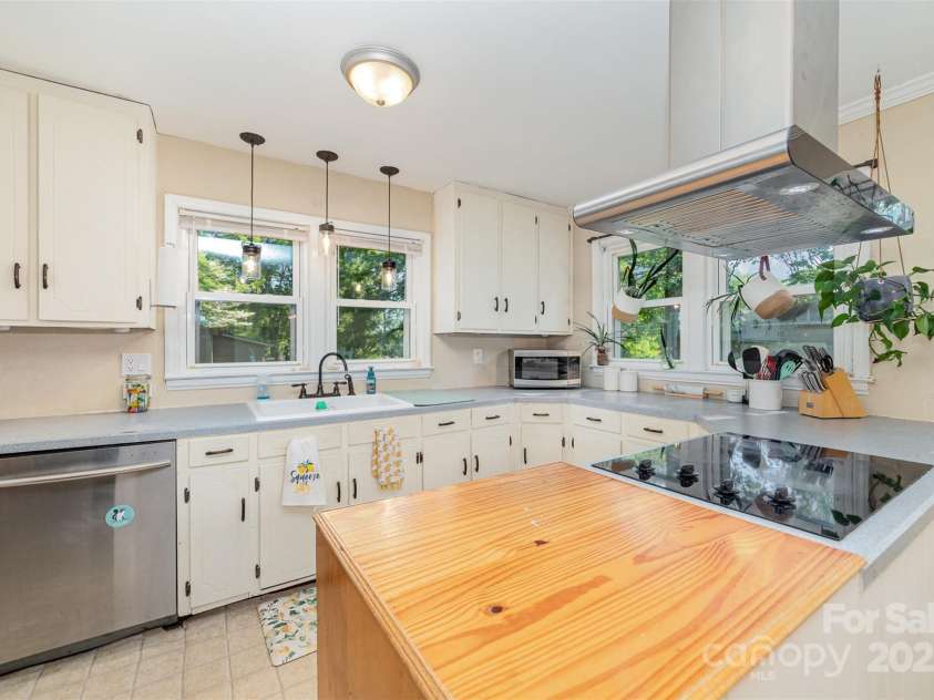 109 Crestview Drive, Belmont, NC 28012.  MLS# CAR4237594, YatesRealty ID 6559. 