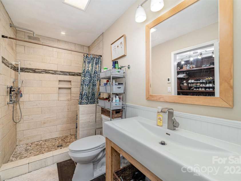 109 Crestview Drive, Belmont, NC 28012.  MLS# CAR4237594, YatesRealty ID 6559. 