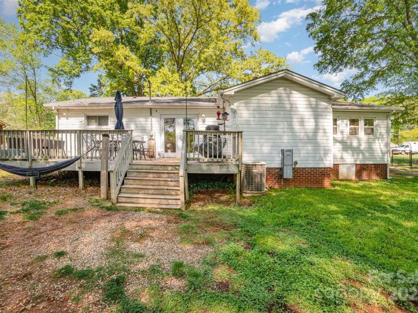 109 Crestview Drive, Belmont, NC 28012.  MLS# CAR4237594, YatesRealty ID 6559. 