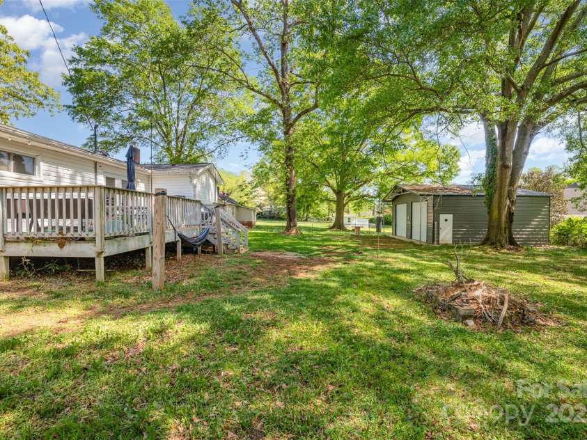 109 Crestview Drive, Belmont, NC 28012.  MLS# CAR4237594, YatesRealty ID 6559. 