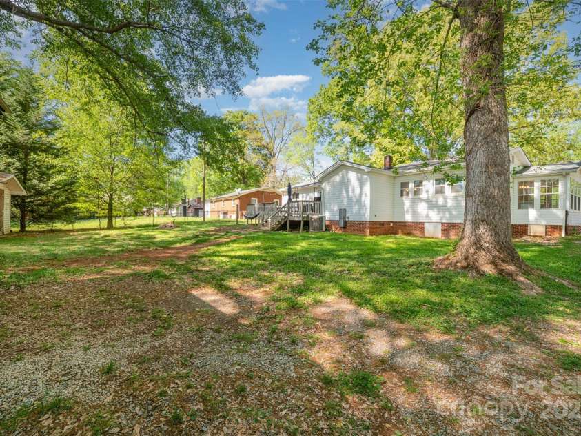 109 Crestview Drive, Belmont, NC 28012.  MLS# CAR4237594, YatesRealty ID 6559. 