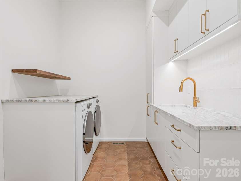 140 Upperfell Court, Asheville, NC 28803.  MLS# CAR4354018, YatesRealty ID 6559. 