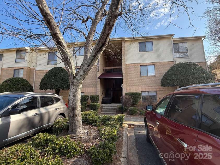 4823 Spring Lake Drive, Charlotte, NC 28212.  MLS# CAR4331709, YatesRealty ID 656. Front entry