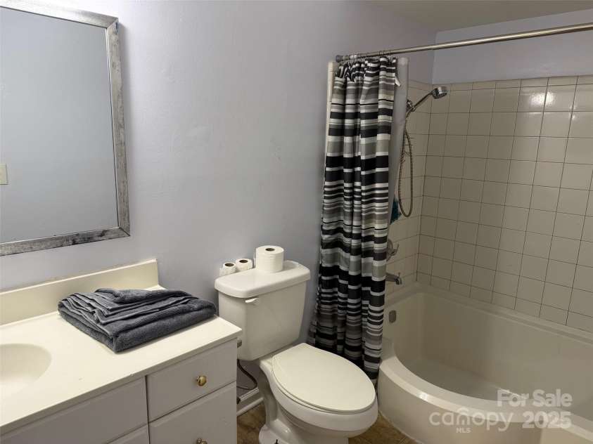 4823 Spring Lake Drive, Charlotte, NC 28212.  MLS# CAR4331709, YatesRealty ID 656. Primary's ensuite bath with sunken tub