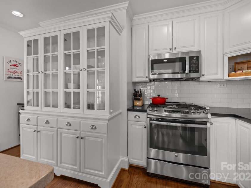3019 Sunset Drive, Charlotte, NC 28209.  MLS# CAR4246474, YatesRealty ID 6560. 