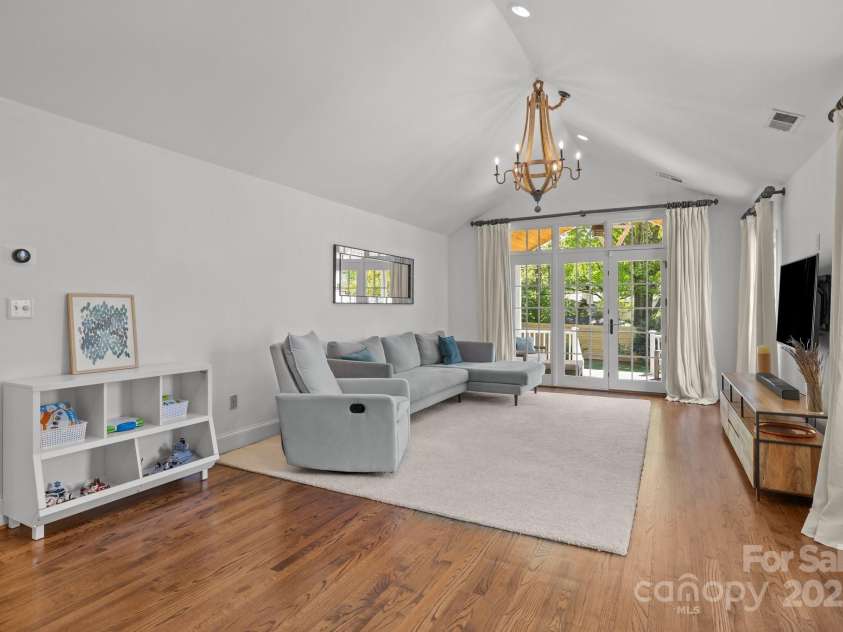 3019 Sunset Drive, Charlotte, NC 28209.  MLS# CAR4246474, YatesRealty ID 6560. 