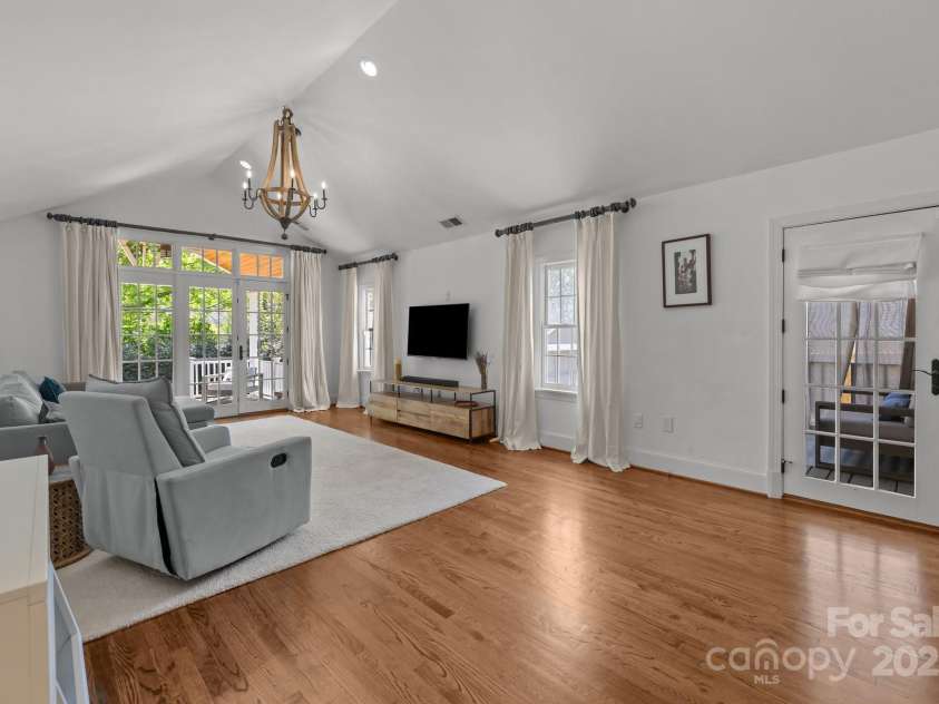 3019 Sunset Drive, Charlotte, NC 28209.  MLS# CAR4246474, YatesRealty ID 6560. 