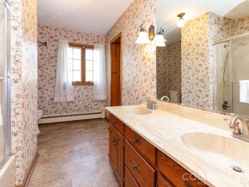 586 Justice Ridge Road, Candler, NC 28715.  MLS# CAR4359252, YatesRealty ID 6562. Primary bath