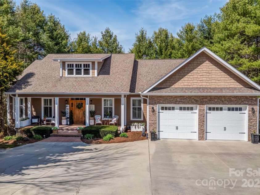 3015 Hickory Nut Trail, Hendersonville, NC 28739.  MLS# CAR4245867, YatesRealty ID 6563. 