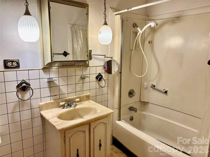 67 Shawnee Trail, Asheville, NC 28805.  MLS# CAR4331437, YatesRealty ID 6571. Bathroom with Shower 