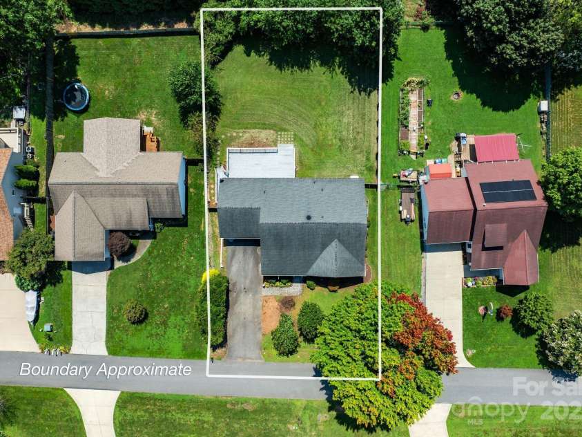 27 Eden Glen Road, Black Mountain, NC 28711.  MLS# CAR4292054, YatesRealty ID 6572. 