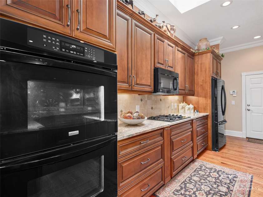 125 Lindsley Court, Hendersonville, NC 28792.  MLS# CAR4245651, YatesRealty ID 6574. Double Ovens