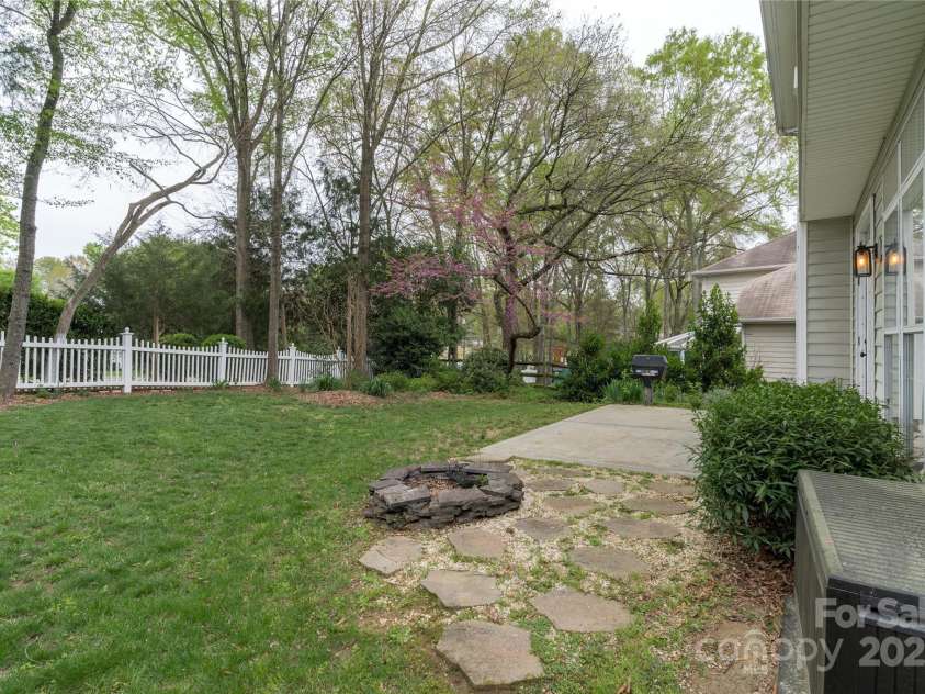 108 Kinderston Drive, Davidson, NC 28036.  MLS# CAR4242010, YatesRealty ID 6579. Fenced backyard.