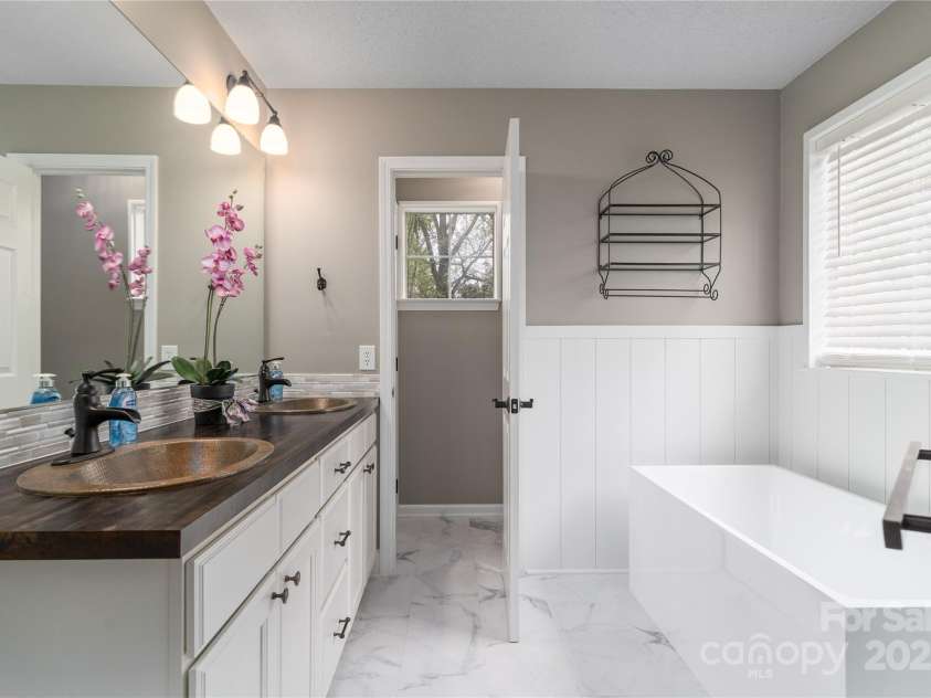 108 Kinderston Drive, Davidson, NC 28036.  MLS# CAR4242010, YatesRealty ID 6579. Primary bath is spacious.