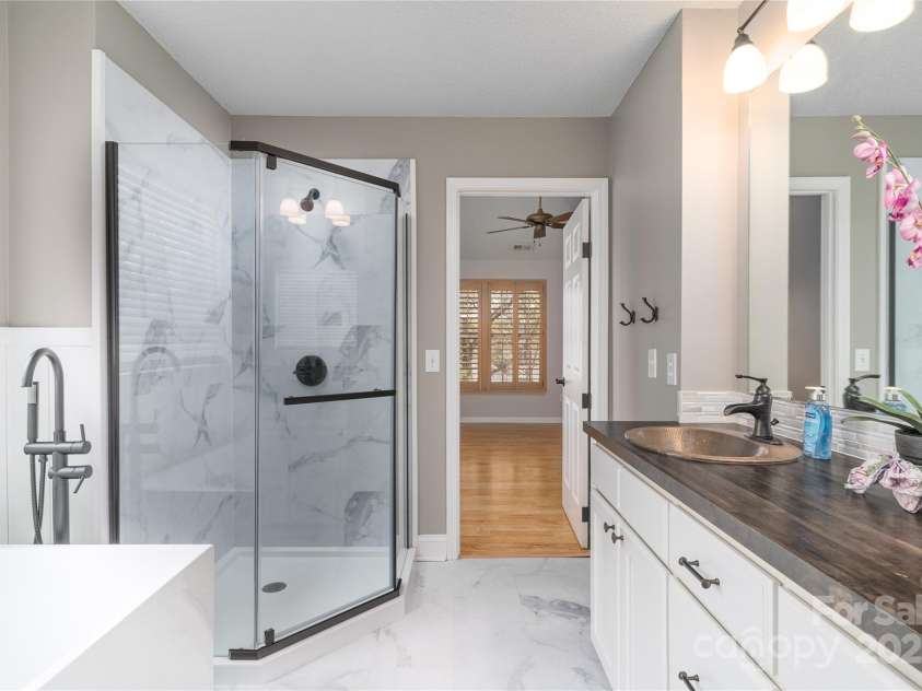 108 Kinderston Drive, Davidson, NC 28036.  MLS# CAR4242010, YatesRealty ID 6579. Separate tub and shower in Primary bath.