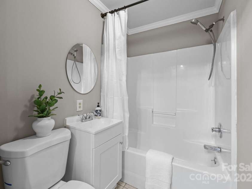 550 Woodleaf Barber Road, Cleveland, NC 27013.  MLS# CAR4274391, YatesRealty ID 658. Main Bath