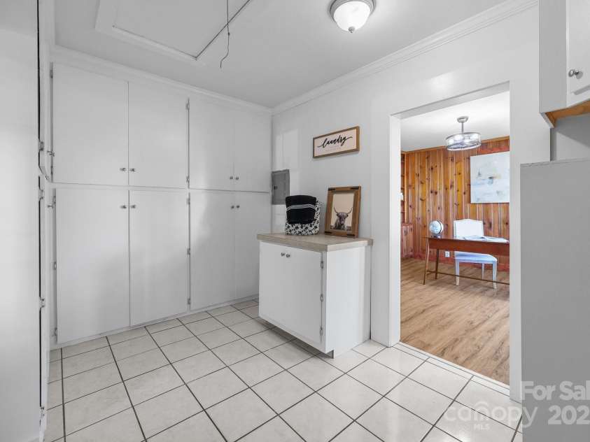 550 Woodleaf Barber Road, Cleveland, NC 27013.  MLS# CAR4274391, YatesRealty ID 658. Walkin Pantry/Laundry