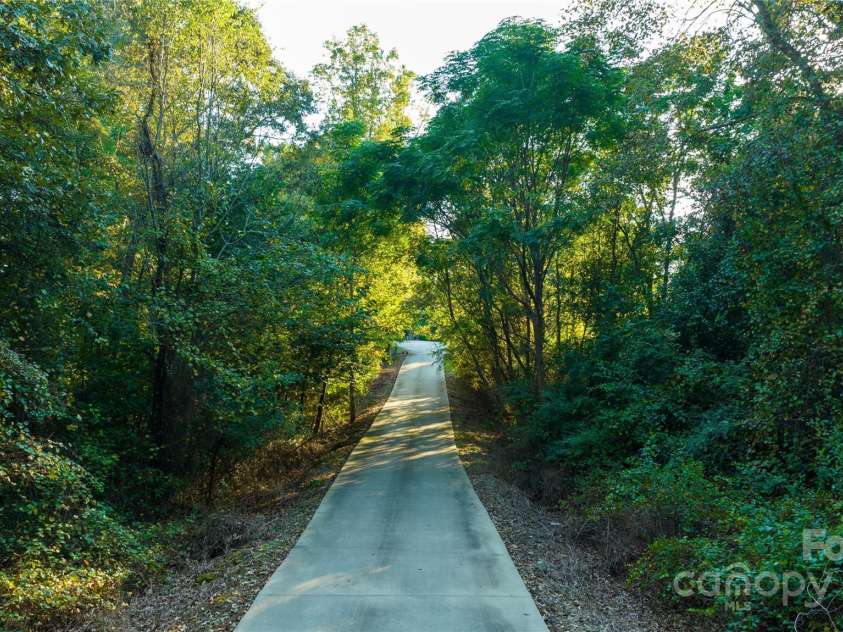 1235 Bob Falls Drive, Shelby, NC 28150.  MLS# CAR4182355, YatesRealty ID 6582. Driveway