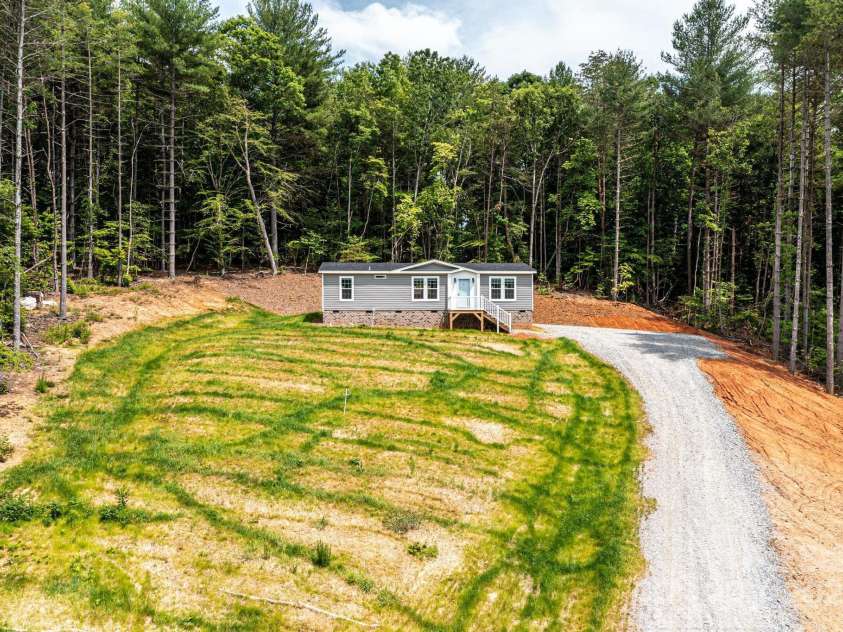 122 River Ridge Lane, Hickory, NC 28601.  MLS# CAR4267249, YatesRealty ID 6584. 