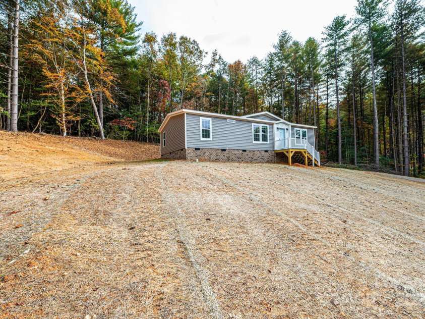 122 River Ridge Lane, Hickory, NC 28601.  MLS# CAR4267249, YatesRealty ID 6584. 