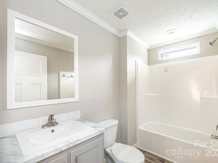 122 River Ridge Lane, Hickory, NC 28601.  MLS# CAR4267249, YatesRealty ID 6584. 