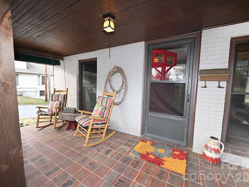 1340 1st Avenue Place, Hickory, NC 28601.  MLS# CAR4349126, YatesRealty ID 6585. 