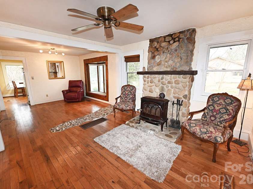 1340 1st Avenue Place, Hickory, NC 28601.  MLS# CAR4349126, YatesRealty ID 6585. 