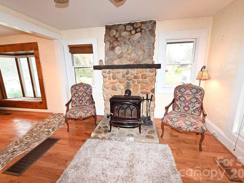 1340 1st Avenue Place, Hickory, NC 28601.  MLS# CAR4349126, YatesRealty ID 6585. 