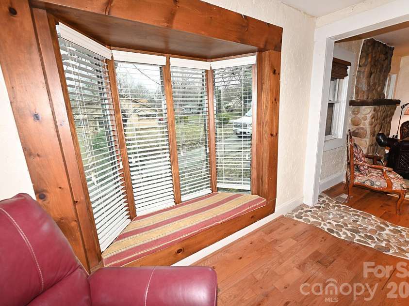 1340 1st Avenue Place, Hickory, NC 28601.  MLS# CAR4349126, YatesRealty ID 6585. 
