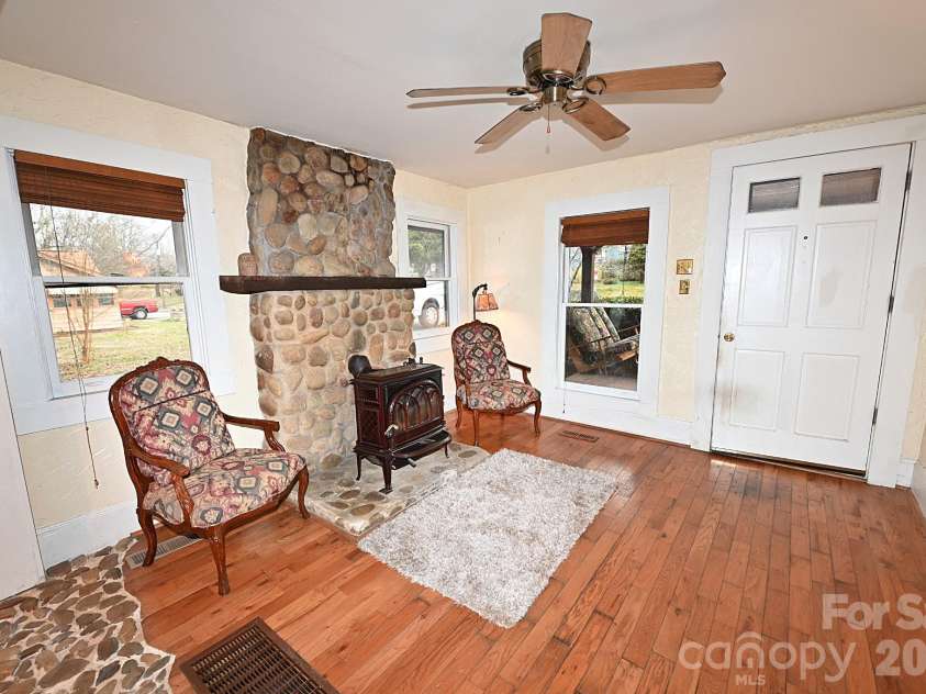 1340 1st Avenue Place, Hickory, NC 28601.  MLS# CAR4349126, YatesRealty ID 6585. 