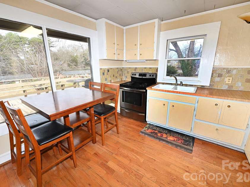 1340 1st Avenue Place, Hickory, NC 28601.  MLS# CAR4349126, YatesRealty ID 6585. 