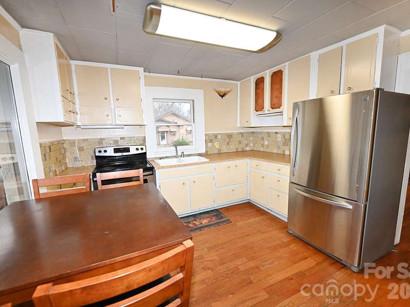 1340 1st Avenue Place, Hickory, NC 28601.  MLS# CAR4349126, YatesRealty ID 6585. 