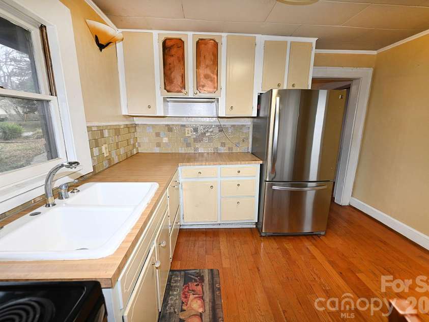 1340 1st Avenue Place, Hickory, NC 28601.  MLS# CAR4349126, YatesRealty ID 6585. 
