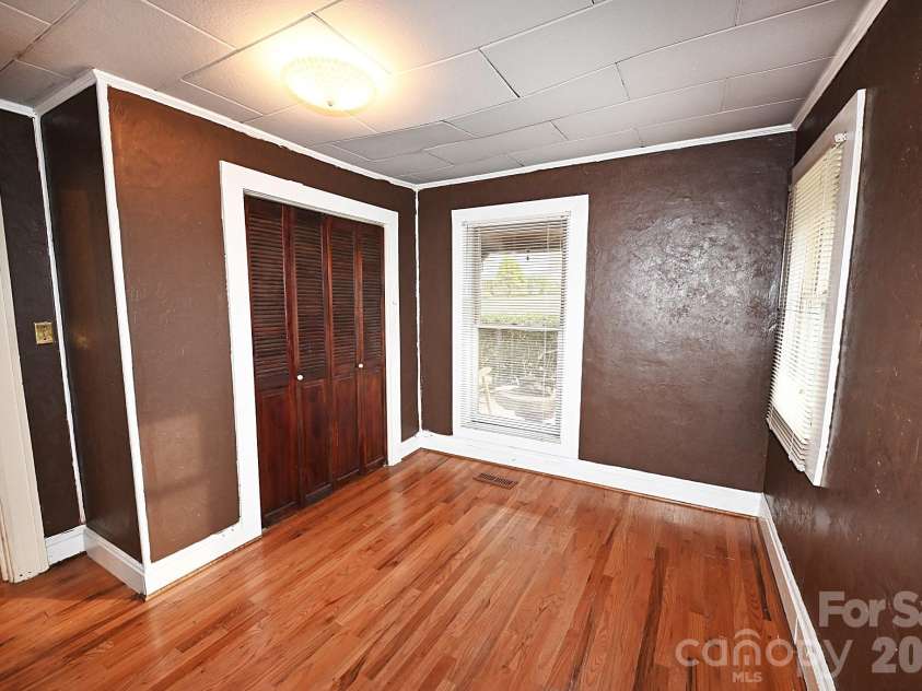1340 1st Avenue Place, Hickory, NC 28601.  MLS# CAR4349126, YatesRealty ID 6585. 