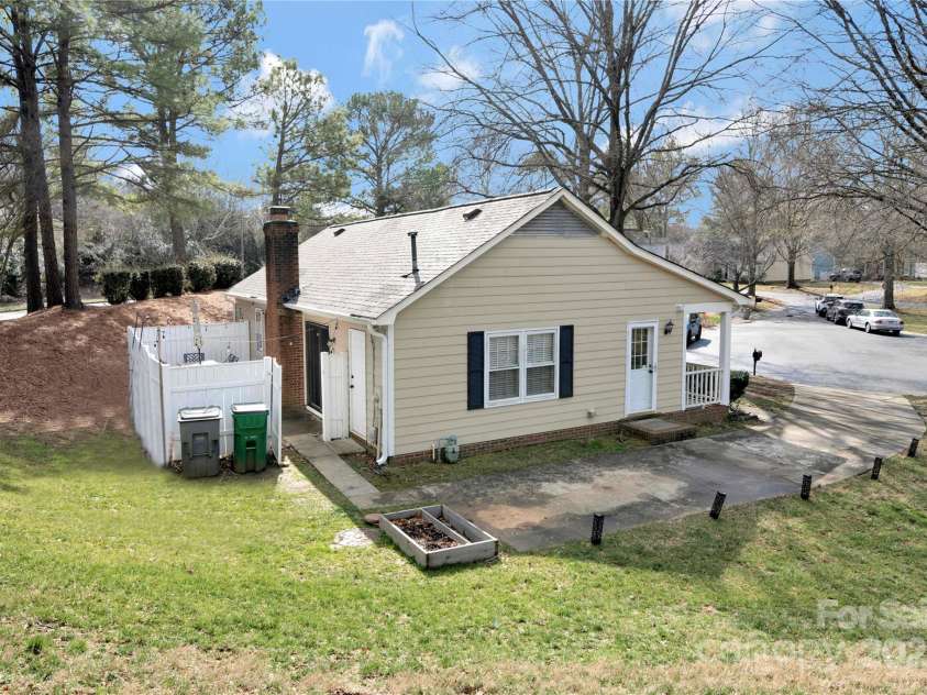 8701 Gainsford Court, Charlotte, NC 28210.  MLS# CAR4225372, YatesRealty ID 6589. 